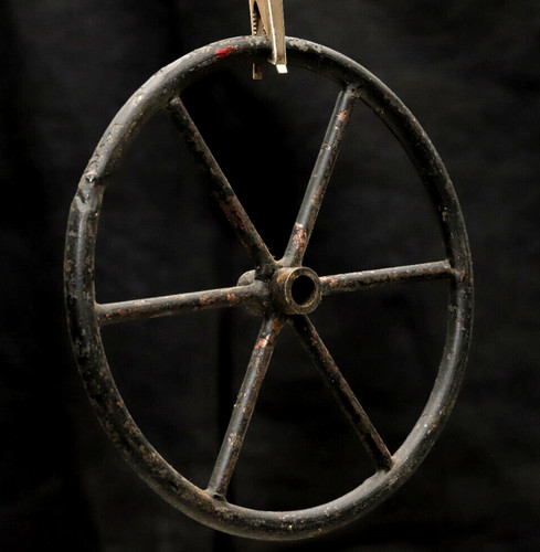 Altes rad aus metall - aus,